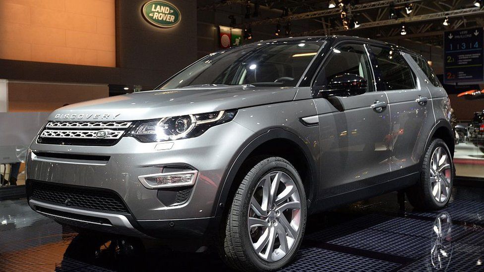 Land Rover Discovery sport t the 2014 Paris Auto Show