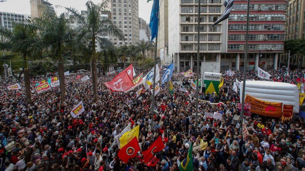 Толпы собираются у юридического факультета Университета Сан-Паулу