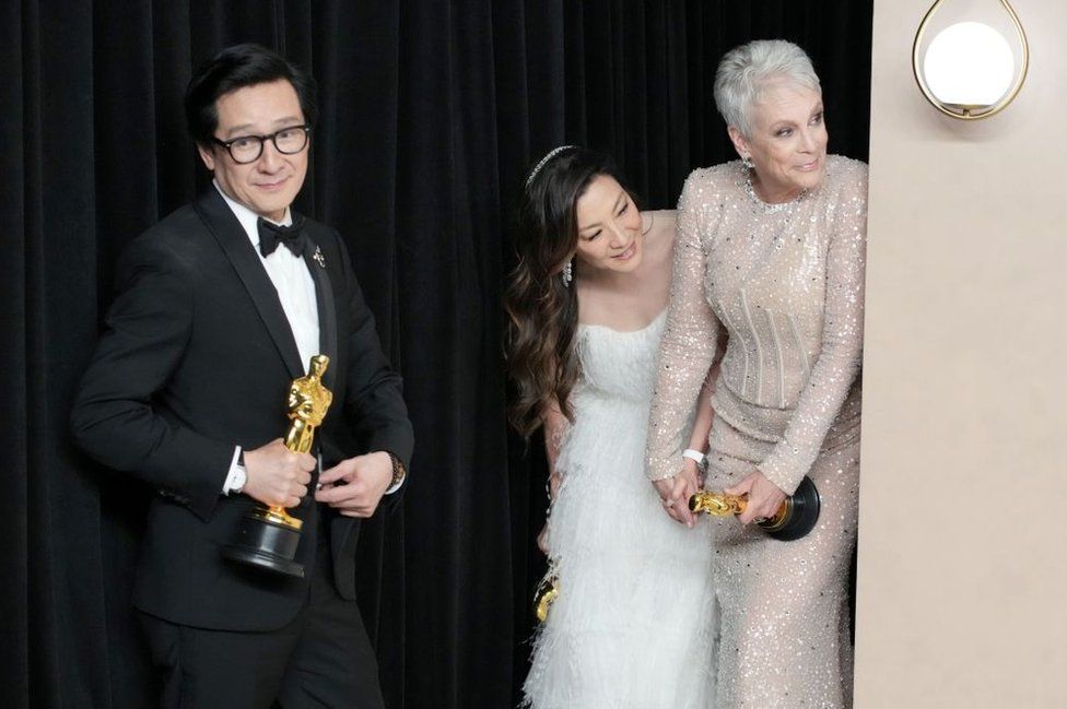Ke Huy Quan, fituesja e çmimit për aktorin më të mirë në rol dytësor, Michelle Yeoh, fituese e çmimit për aktoren më të mirë në rolin kryesor dhe Jamie Lee Curtis, fituese e çmimit për aktoren më të mirë dytësore për "Everything Everywhere All at Once" pozojnë në salla e shtypit në ceremoninë e 95-të të Çmimeve të Akademisë në Ovation Hollywood më 12 mars 2023 në Hollywood, Kaliforni.