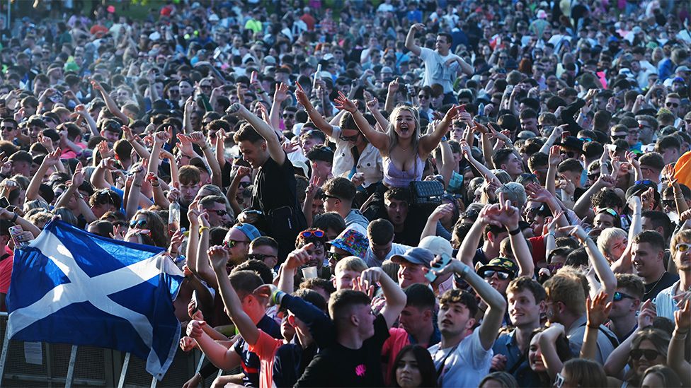 Поклонники наслаждаются музыкой на Big Weekend