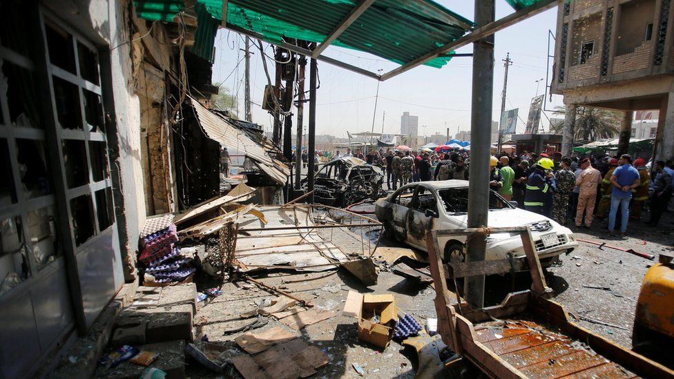 Поврежденные магазины на месте взрыва заминированного автомобиля возле правительственного учреждения в районе Карх Багдада (30 мая 2017 г.)