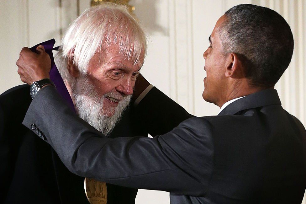 Baldessari receiving the National Medal of Arts from Barack Obama