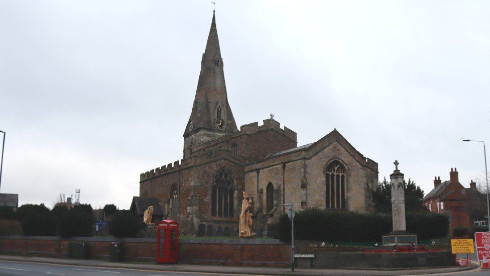 Oadby church tree stumps turned into sculptures - BBC News