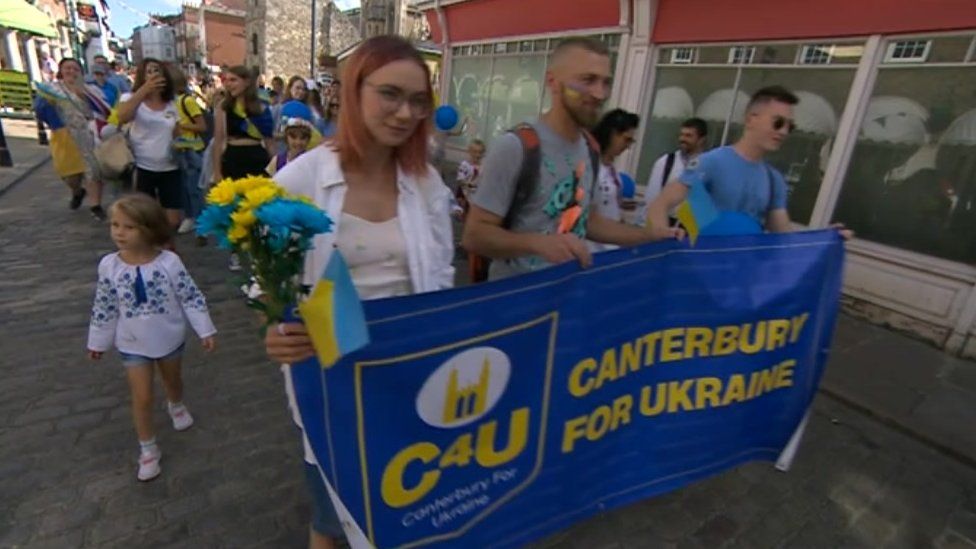 Ukraine war Refugees in Canterbury mark independence day BBC News