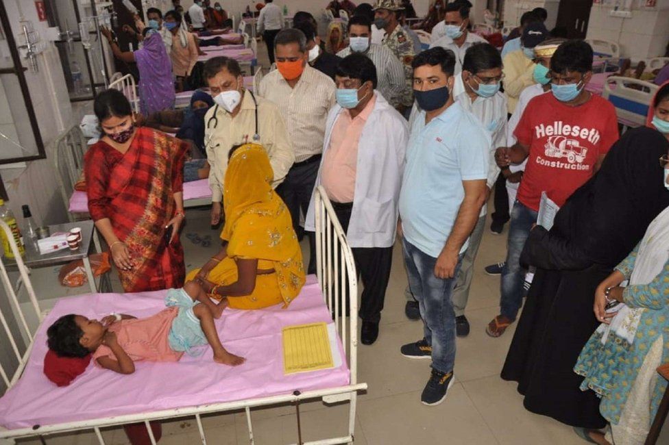Children suffering from fever in UP hospital in August 2021