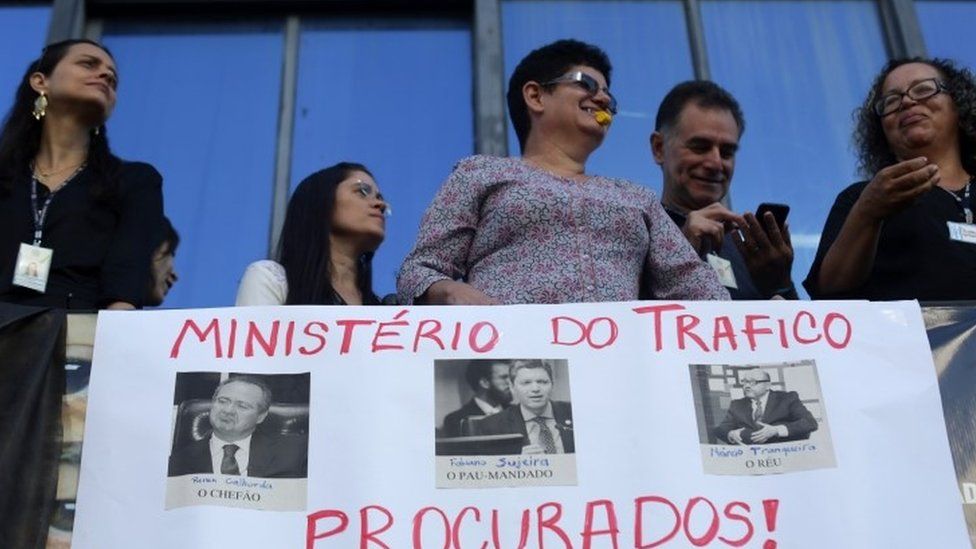 Ministerial staff take part in a protest demanding the resignation of the newly-appointed Transparency Minister Fabiano Silveira, 30 May 2016.