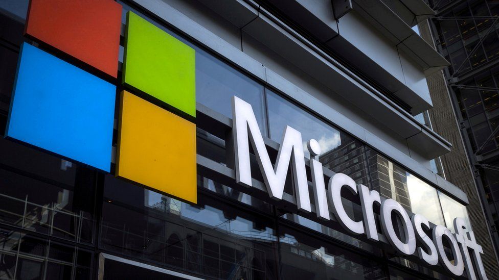 Логотип Microsoft на витрине магазина