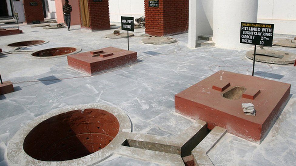 Различные модели компостных туалетов со смывом Sulabh, с ямами и надстройкой, сделанными из различных местных материалов, подходящих для людей из каждой социально-экономической группы, выставлены в Международном музее туалетов Sulabh в Нью-Дели, 27 октября 2007 г.