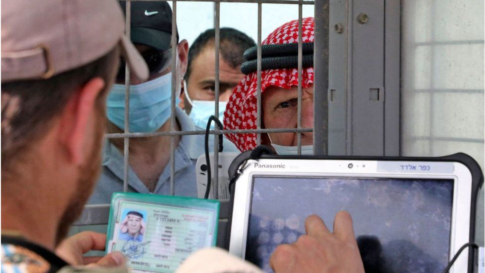 У палестинцев проверяют удостоверения личности на контрольно-пропускном пункте Вифлеема (фото из архива)