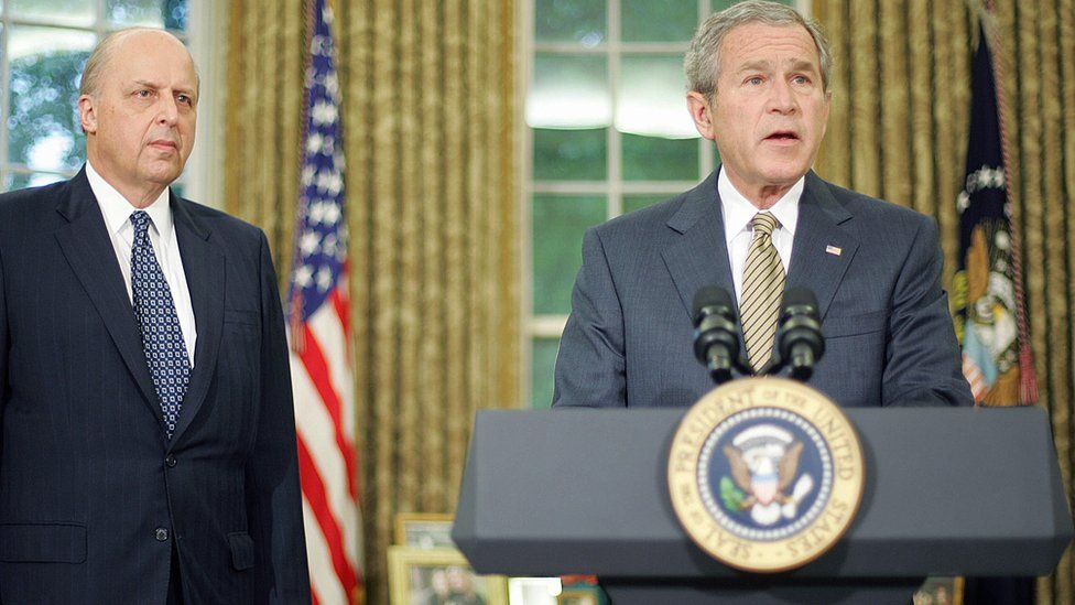 John Negroponte (l) and George W Bush (r)