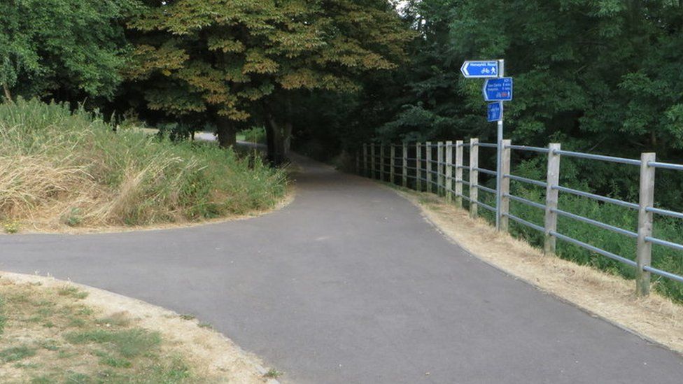 Footpath to Queens Park, Kempston