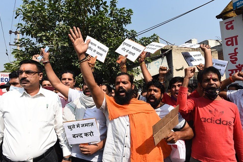 Индуистские активисты протестуют против того, чтобы намаз предлагали мусульманские преданные на открытой площадке, на рынке Сектора 12, 29 октября 2021 года в Гуруграме, Индия