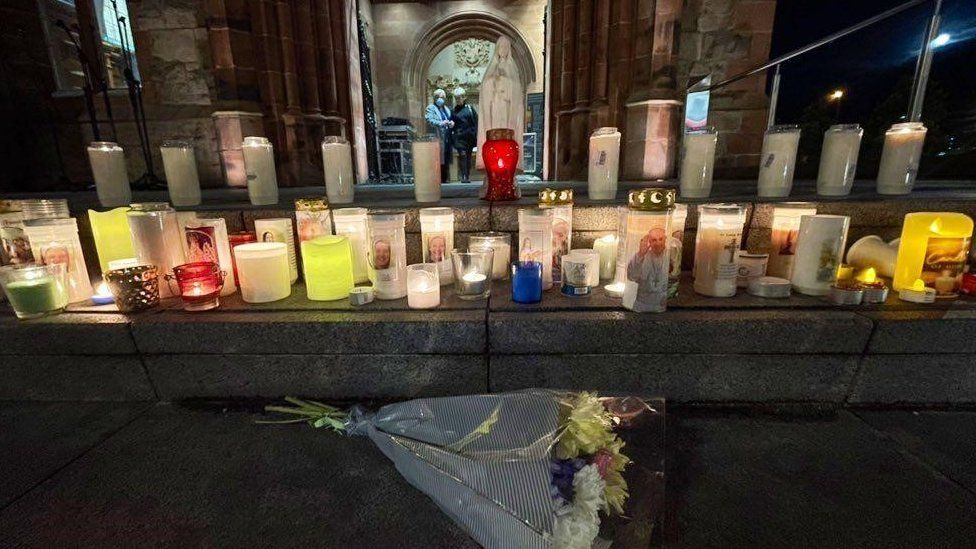 Свечи, зажженные в Дерри в память пострадавших от трагедии в Крисло