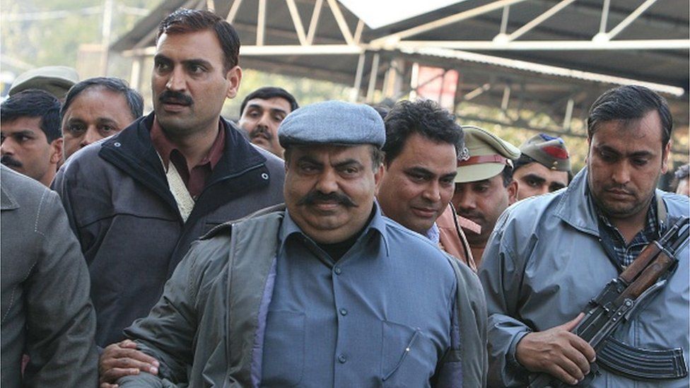 Политик Атик Ахмед, фигурант нескольких дел о тяжких преступлениях, таких как убийства, похищения людей и вымогательство, возбужденных в суде Тис Хазари в Нью-Дели.2008