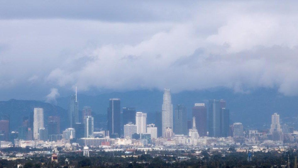 Sturmwolken sammeln sich über der Skyline von LA