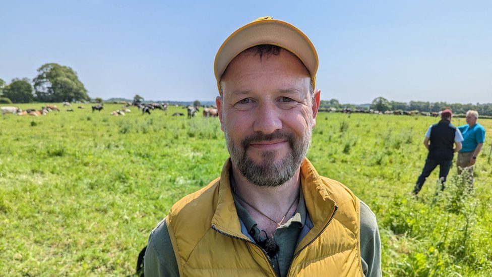 Conrad Young de pie en un campo