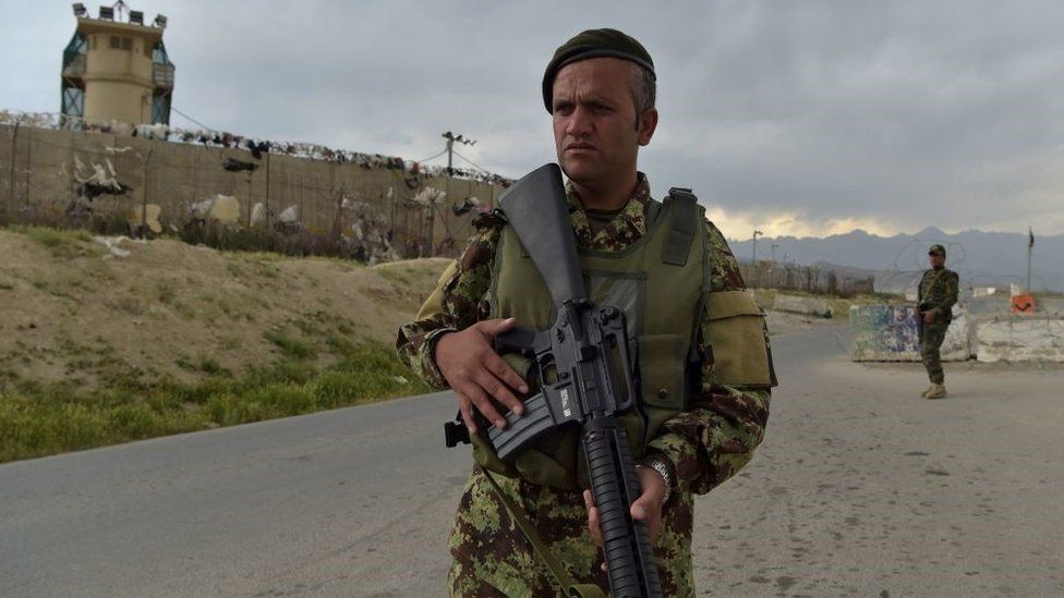 Солдаты Афганской национальной армии (АНА) охраняют контрольно-пропускной пункт возле военной базы США в Баграме в апреле 2021 года