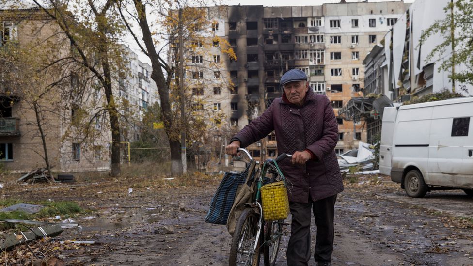 Мужчина идет по городу Авдеевка на востоке Украины, пострадавшему от российского нападения