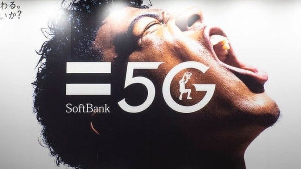 SoftBank рекламирует на рекламном щите высокоскоростную интернет-сеть 5G в Токио.