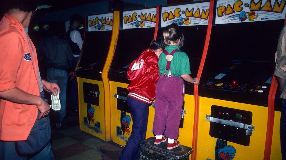 girls-playing-pac-man-1980s.