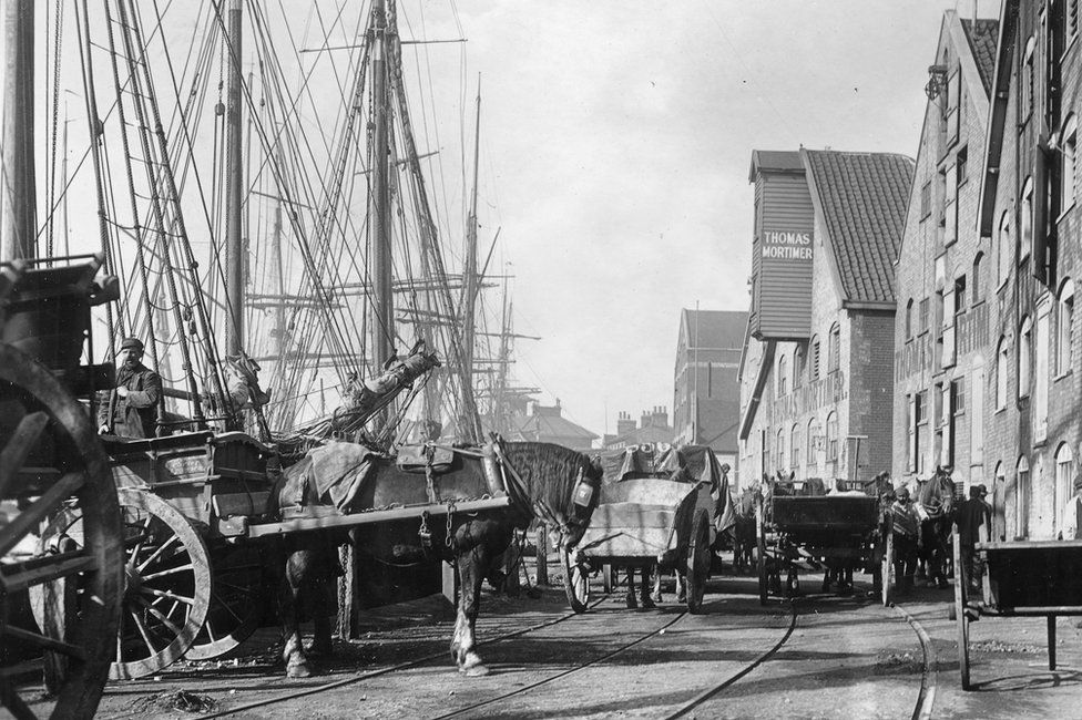 Ipswich docks Historical photographic archive put online BBC News