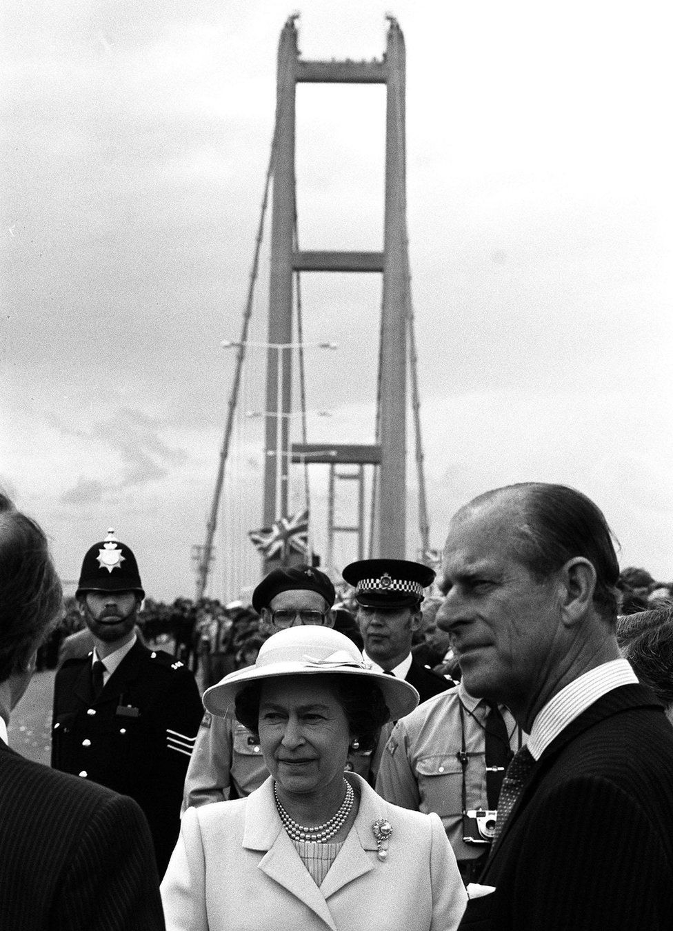 The Queen opens the Humber Bridge