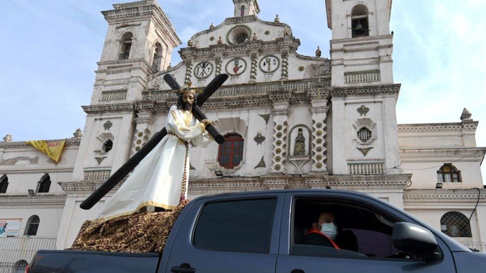 Католический священник носит маску для предотвращения распространения коронавируса COVID-19 в Гондурасе