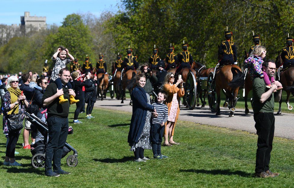 Люди на длинной прогулке в Виндзорском замке перед похоронами принца Филиппа