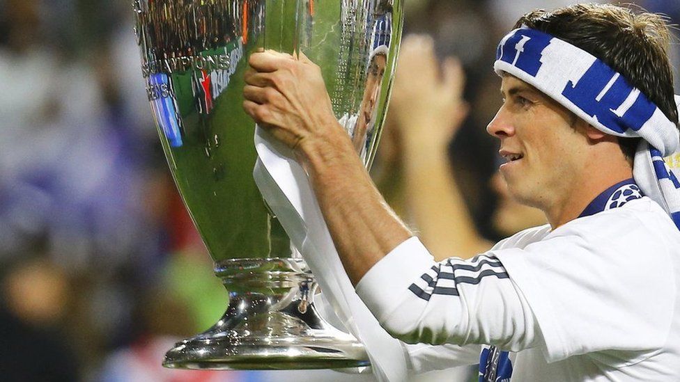 Gareth Bale lifts the Champions League trophy in 2015
