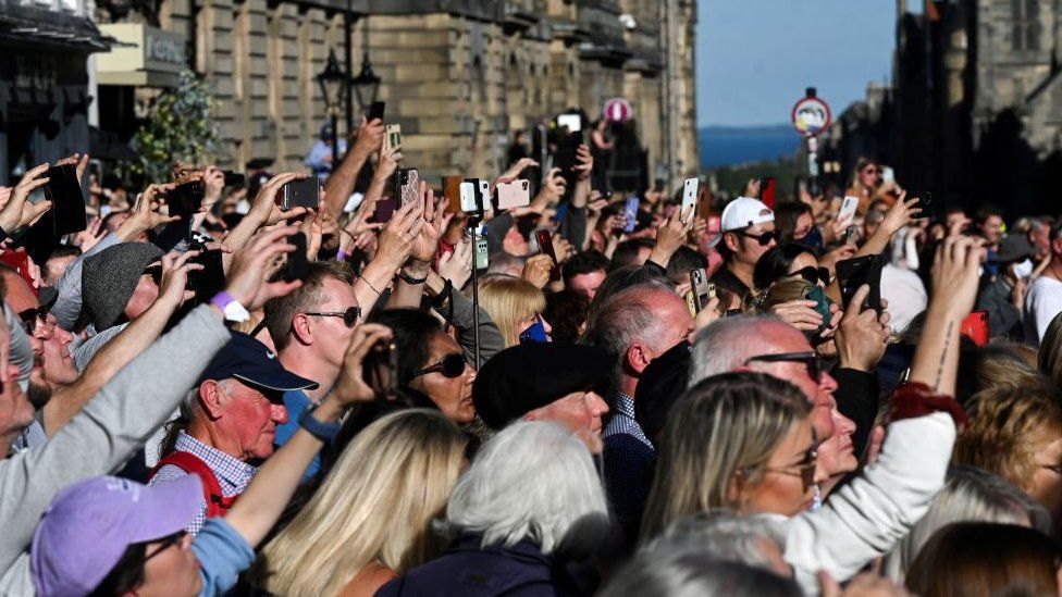 Crowds in Edinburgh when the Queen's hearse arrived