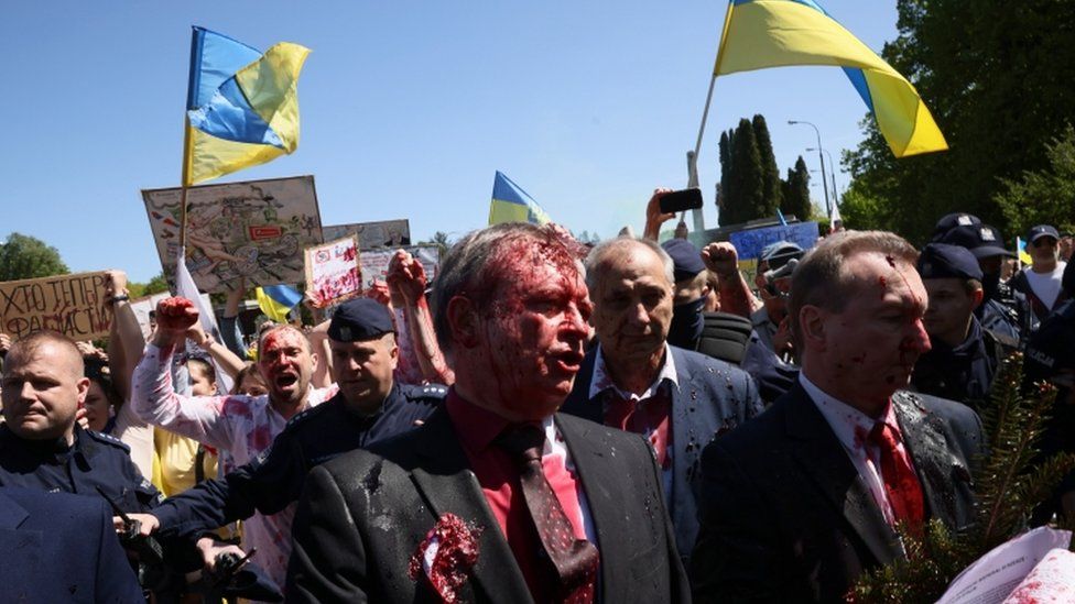 Embaixador russo na Polônia, Siergiej Andriejew (C) foi encharcado de tinta vermelha por participantes de um protesto contra a invasão da Ucrânia pela Rússia durante sua tentativa de colocar flores no Cemitério-Mausoléu de Soldados Soviéticos em Varsóvia, Polônia, 09 de maio de 2022