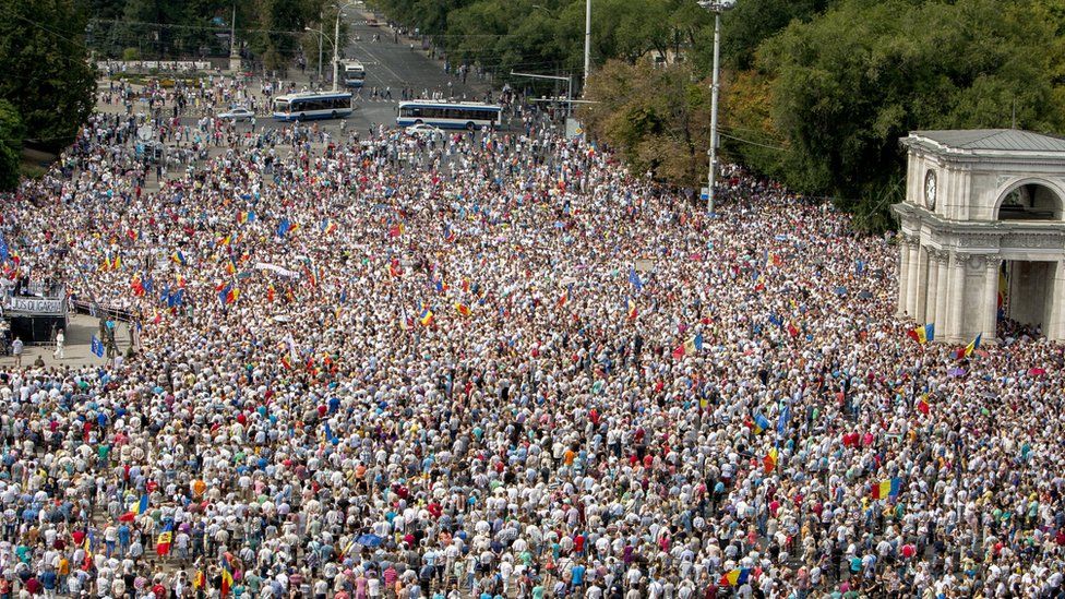 Protesting Moldovans fill the central square in Chisinau, Moldova, 6 September 2015