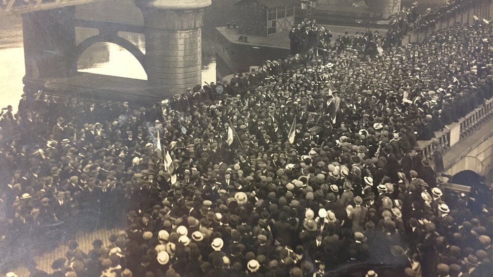 Constance Markievicz is greeted by crowds on Dublin's Butt Bridge in 1917 (PRONI Ref: D4131/K/4/1/46)