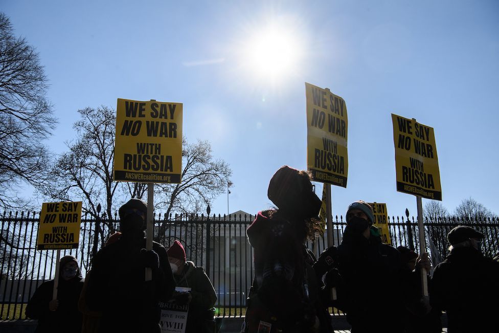 Protes anti-perang di luar Gedung Putih