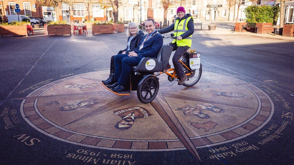 The mayor and his wife taking a ride in the rickshaw in Thetford.