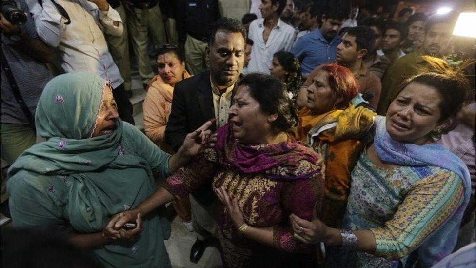 Relatives of victims at a hospital in Lahore, Pakistan (27 March 2016)