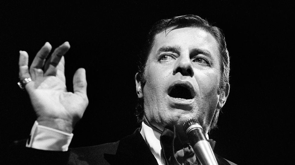 US comedian, director and singer Jerry Lewis performs at L"Olympia in Paris on May 19, 1976.