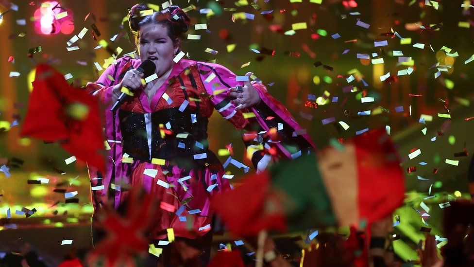 Нетта выступает на финале Евровидения 2018