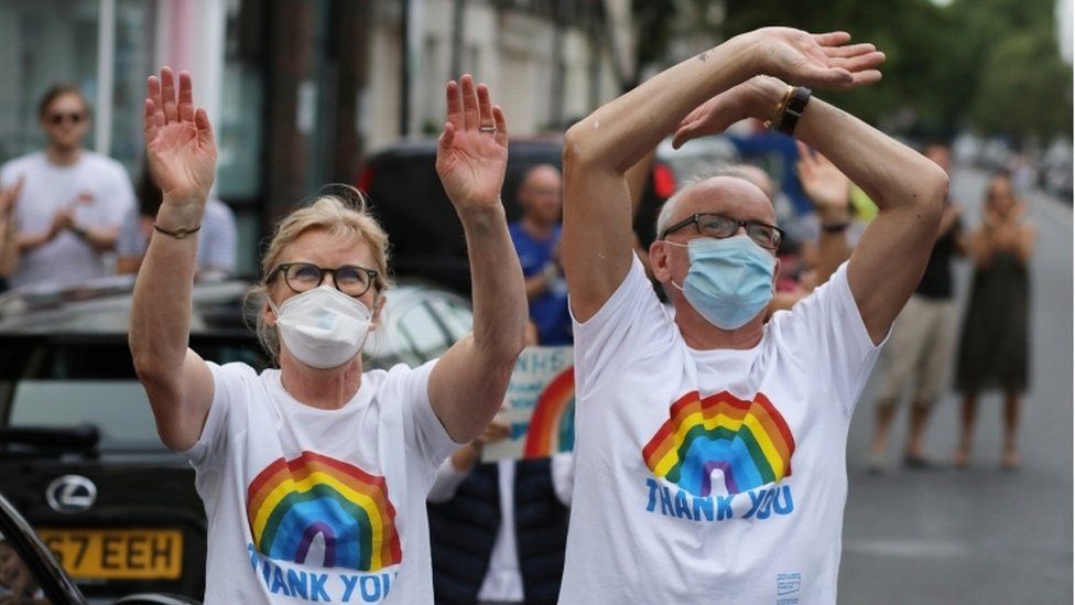 People applauding NHS workers in London