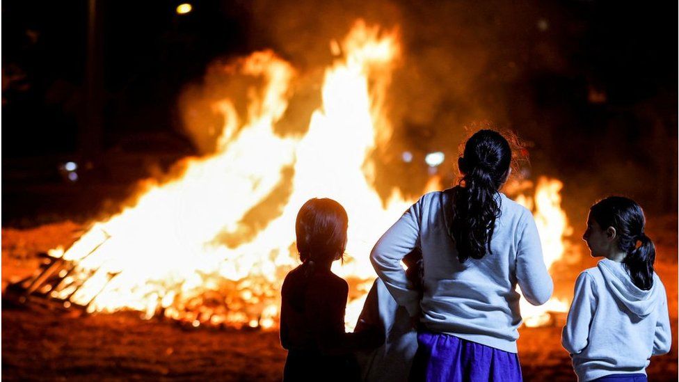 Girls watch a bonfire in Netanya, Israel (29/04/21)