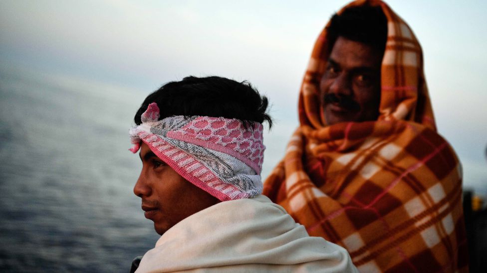 Бангладешские мигранты смотрят на восход солнца на борту средиземноморского спасательного корабля - май 2018 г.
