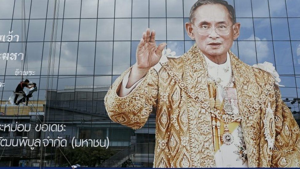 Thai workers install remembrance mourning message next to a portrait of late Thai King Bhumibol Adulyadej at a company building in Bangkok, Thailand, 24 October 2016.