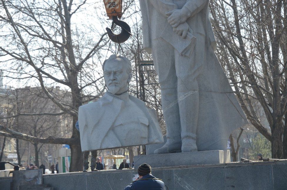 In pictures Ukraine removes communistera symbols BBC News