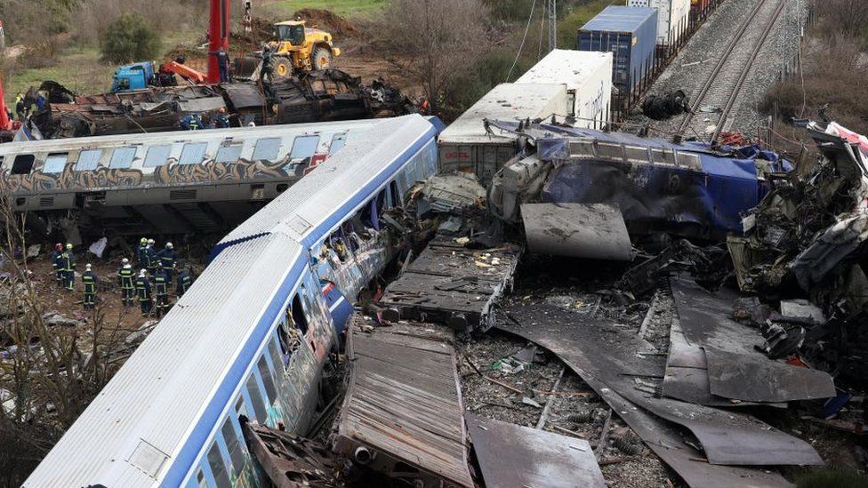Разрушенные вагоны поездов видны на месте крушения, где столкнулись два поезда, недалеко от города Лариса, Греция, 1 марта 2023 года.
