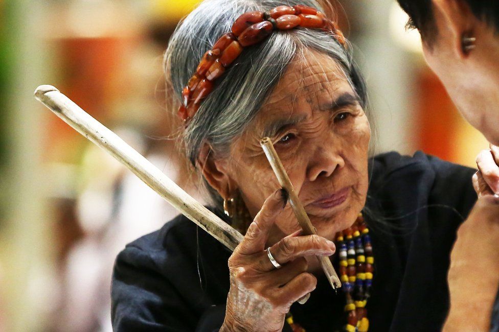 Anger over a 100-year-old tribal artist at a tattoo show - BBC News