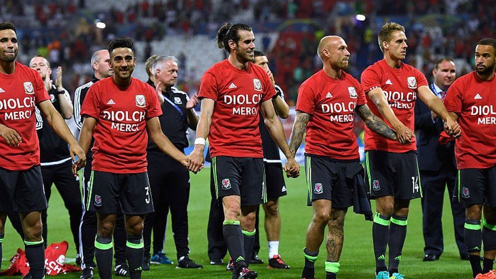 Welsh players wearing shirts saying thank you in Welsh and French at Euro 2016