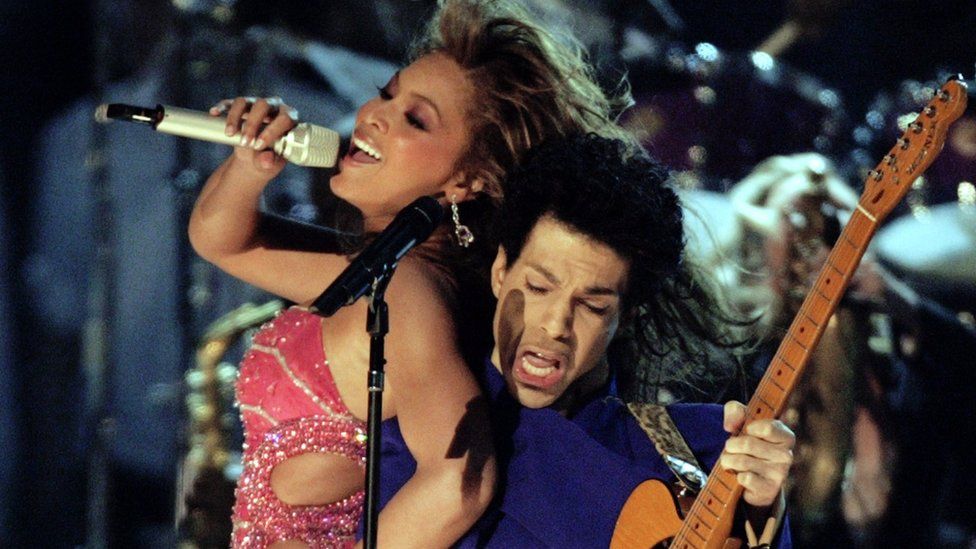 Singers Prince (R) and Beyonce perform during the 46th annual Grammy Awards in Los Angeles February 8, 2004.