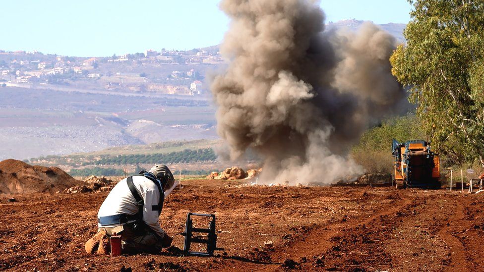 Так называемая «дробилка» работает на минном поле в Ливане