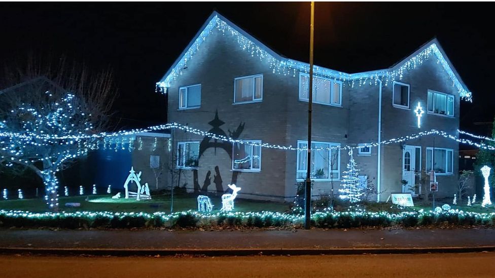 Covid-19: Late Christmas decorations \'light up lockdown\' - BBC News