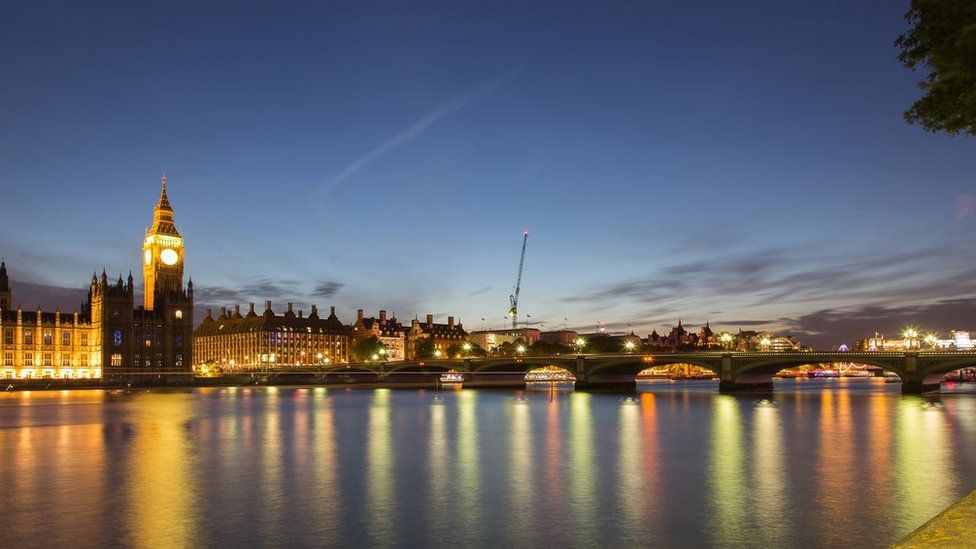 £20m plan to light up 17 London bridges along the River Thames - BBC News